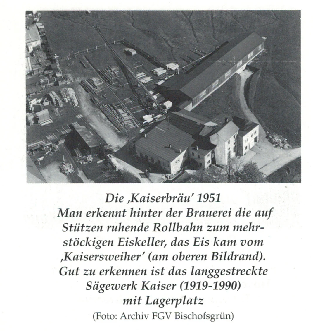 Luftaufnahme der Kaiserbräu von 1951 mit Brauereigebäuden, Eiskeller und Eisrollbahn zum Kaisersweiher