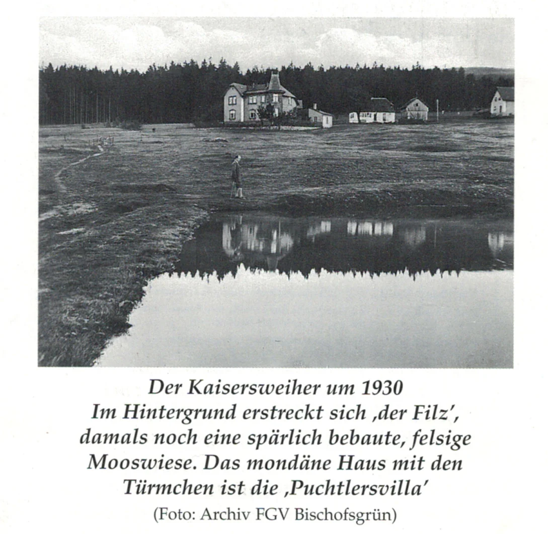 Der Kaisersweiher um 1930, dahinter die Wiesen im Filz und die Puchtlervilla
